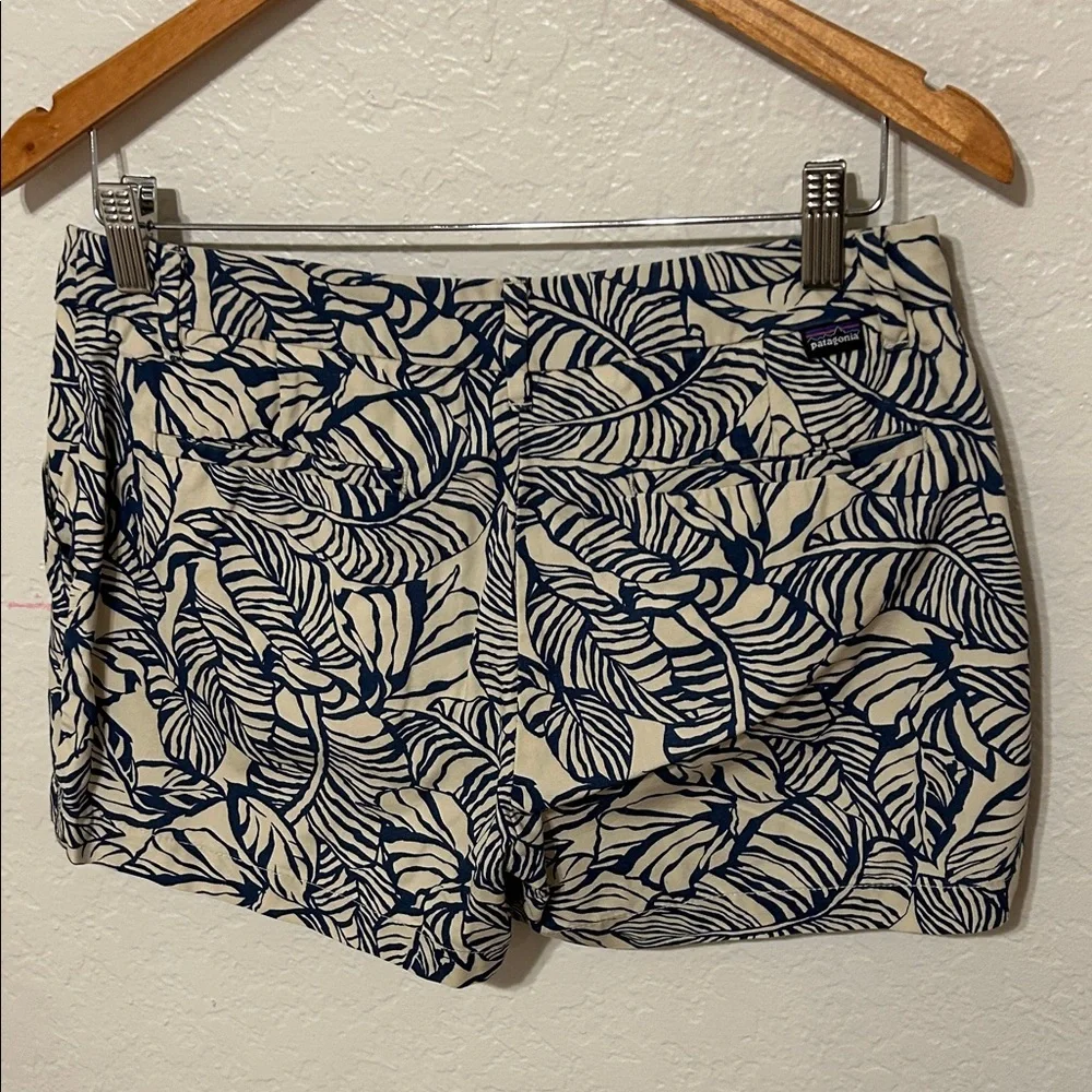 🚀Patagonia  Blue & white Leaf Print Shorts size 8 GUC